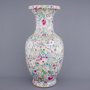 A massive Chinese famille rose millefleurs vase, 19th C. — 照片 1