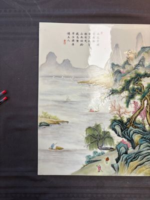 A massive Chinese famille rose 'mountainous landscape' plaque, 20th C. — 照片 2