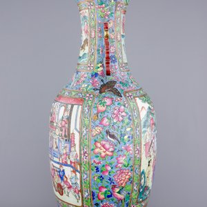 A massive Chinese famille rose on blue ground vase with a court scene, 19th C. — 照片 2