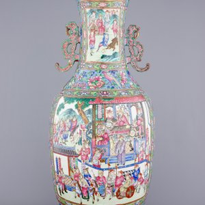 A massive Chinese famille rose on blue ground vase with a court scene, 19th C. — 照片 3