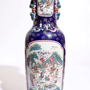 A massive Chinese famille rose on powder blue ground vase, 20th C. — photo 1