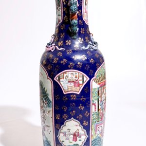A massive Chinese famille rose on powder blue ground vase, 20th C. — photo 4