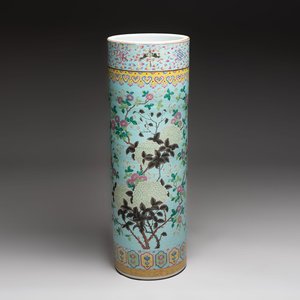 A massive Chinese famille rose turquoise-ground cylindrical vase with floral design, 19th C. — 照片 1