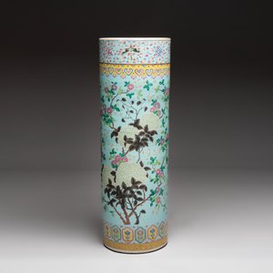 A massive Chinese famille rose turquoise-ground cylindrical vase with floral design, 19th C. — 照片 3