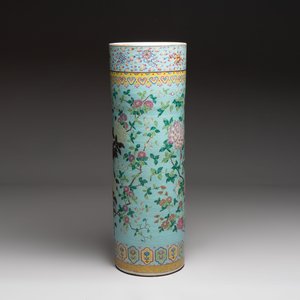 A massive Chinese famille rose turquoise-ground cylindrical vase with floral design, 19th C. — 照片 4