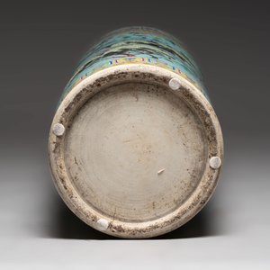 A massive Chinese famille rose turquoise-ground cylindrical vase with floral design, 19th C. — 照片 8