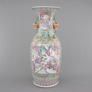 A massive Chinese famille rose vase with figural scenes on a turquoise ground, 19th C. — photo 1