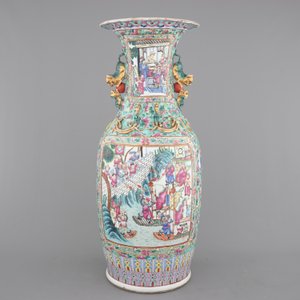 A massive Chinese famille rose vase with figural scenes on a turquoise ground, 19th C. — photo 2