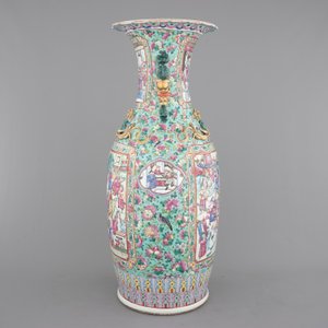 A massive Chinese famille rose vase with figural scenes on a turquoise ground, 19th C. — photo 3