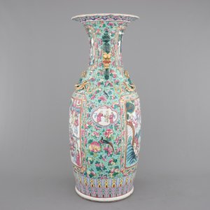 A massive Chinese famille rose vase with figural scenes on a turquoise ground, 19th C. — photo 4