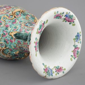A massive Chinese famille rose vase with figural scenes on a turquoise ground, 19th C. — photo 5