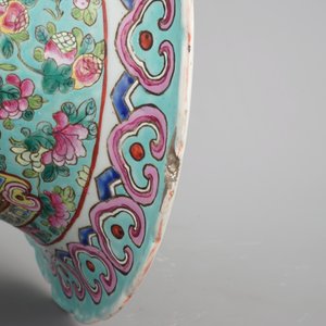 A massive Chinese famille rose vase with figural scenes on a turquoise ground, 19th C. — photo 6
