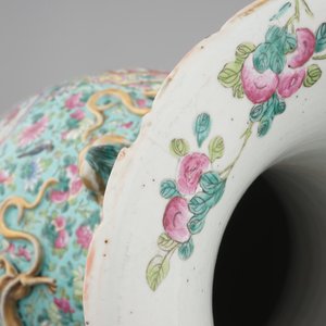 A massive Chinese famille rose vase with figural scenes on a turquoise ground, 19th C. — photo 7