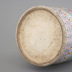 A massive Chinese famille rose vase with figural scenes on a turquoise ground, 19th C. — photo 8