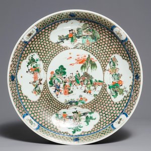 A massive Chinese famille verte dish with figures in a landscape, 19th C. — 照片 1