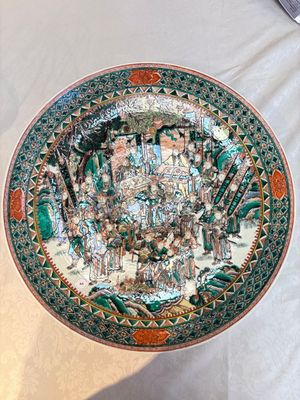 A massive Chinese famille verte dish with narrative design, 19th C. — photo 1