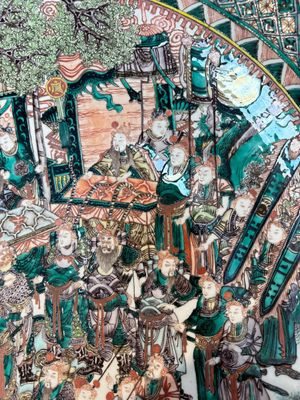 A massive Chinese famille verte dish with narrative design, 19th C. — photo 4