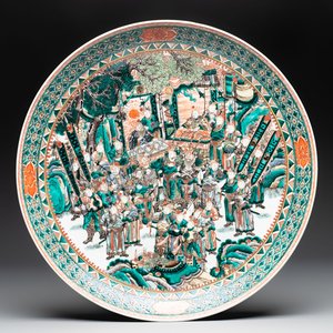 A massive Chinese famille verte dish with narrative design, 19th C. — photo 1