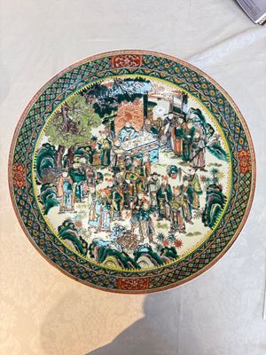 A massive Chinese famille verte dish with narrative design, 19th C. — photo 1