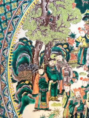A massive Chinese famille verte dish with narrative design, 19th C. — photo 2