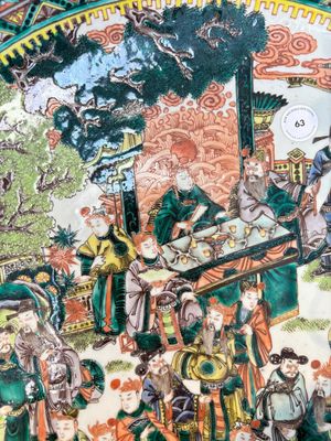 A massive Chinese famille verte dish with narrative design, 19th C. — photo 3