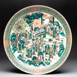A massive Chinese famille verte dish with narrative design, 19th C. — photo 1