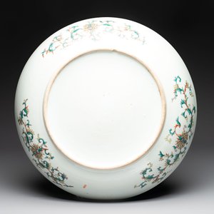 A massive Chinese famille verte dish with narrative design, 19th C. — photo 3