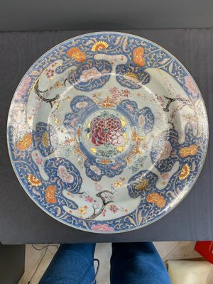 A massive Chinese Imari-rose dish with floral design, Yongzheng — photo 1