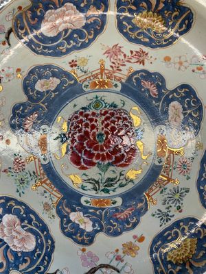 A massive Chinese Imari-rose dish with floral design, Yongzheng — photo 2