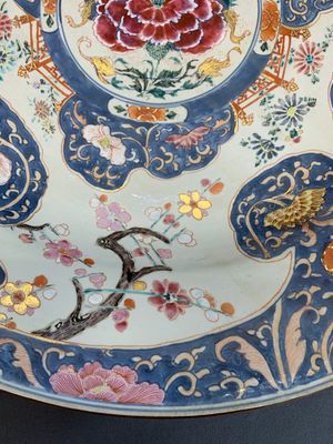 A massive Chinese Imari-rose dish with floral design, Yongzheng — photo 4