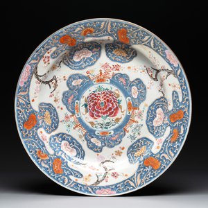 A massive Chinese Imari-rose dish with floral design, Yongzheng — photo 1