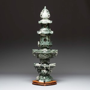 A massive Chinese jade pagoda on wooden stand, 20th C. — 照片 1