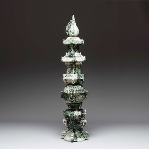 A massive Chinese jade pagoda on wooden stand, 20th C. — 照片 3