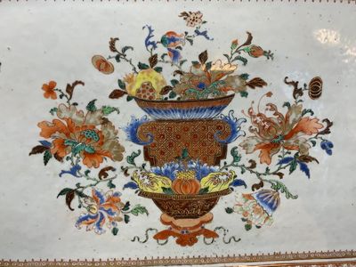 A massive Chinese octagonal famille rose 'flower basket' dish, Qianlong — photo 2