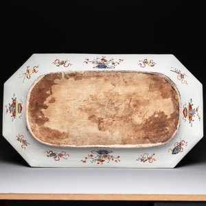 A massive Chinese octagonal famille rose 'flower basket' dish, Qianlong — photo 2