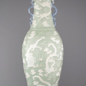A massive Chinese porcelain celadon dragon vase, early 19th C. — 照片 1