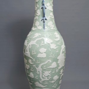 A massive Chinese relief-decorated celadon 'dragon' vase, 19th C. — photo 4