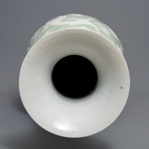 A massive Chinese relief-decorated celadon 'dragon' vase, 19th C. — photo 5