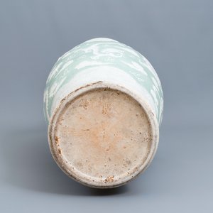 A massive Chinese relief-decorated celadon-ground 'dragon' vase, 19th C. — 照片 6