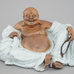 A massive Chinese signed Shiwan stoneware figure of a seated Buddha, 19/20th C. — 照片 1