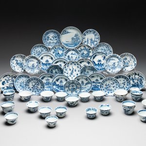 A massive collection of 32 Chinese blue and white cups and 30 saucers, Kangxi/Qianlong — photo 1