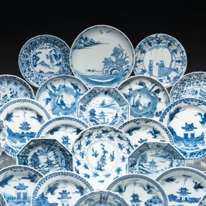 A massive collection of 32 Chinese blue and white cups and 30 saucers, Kangxi/Qianlong — photo 2