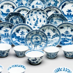 A massive collection of 32 Chinese blue and white cups and 30 saucers, Kangxi/Qianlong — photo 3