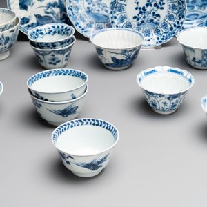 A massive collection of 32 Chinese blue and white cups and 30 saucers, Kangxi/Qianlong — photo 4