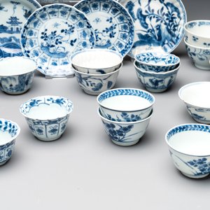 A massive collection of 32 Chinese blue and white cups and 30 saucers, Kangxi/Qianlong — photo 5