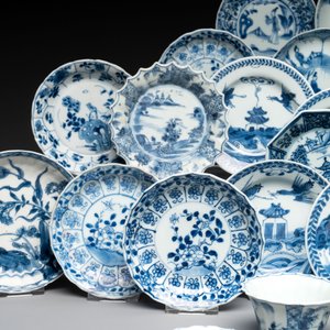 A massive collection of 32 Chinese blue and white cups and 30 saucers, Kangxi/Qianlong — photo 7