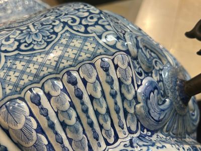 A massive Dutch Delft blue and white cistern and cover, 1st half 18th C. — photo 16
