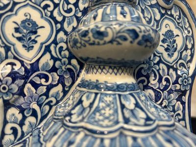 A massive Dutch Delft blue and white cistern and cover, 1st half 18th C. — photo 4