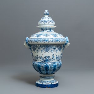 A massive Dutch Delft blue and white urn and cover, 19th C. — photo 2
