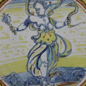 A massive Italian deruta charger with grotteschi depicting Prudence, ca. 1620 — 照片 2